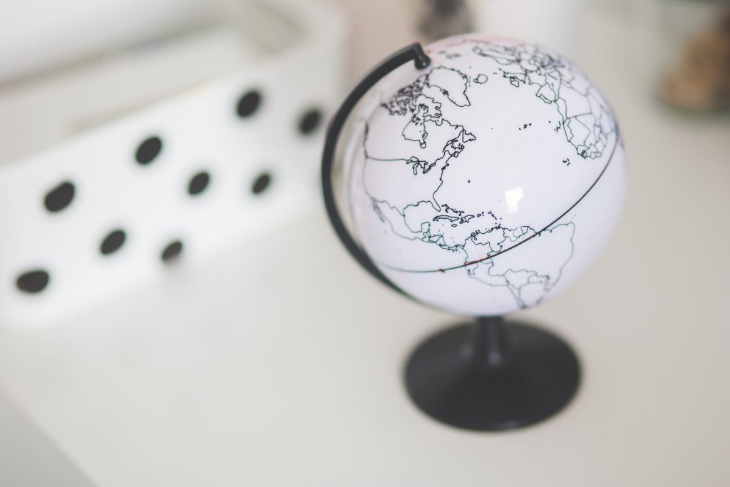 Un globe du monde en noir et blanc posé sur un bureau